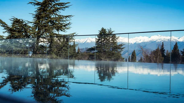 Venkovní Bazén Středisku Horské Krajinné Panorama Sníh Vrcholcích Pohoří Odraz — Stock fotografie