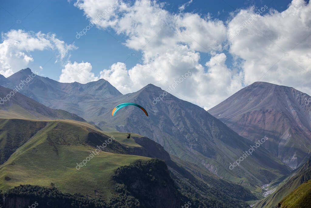 Un hombre en un parapente se toma una selfie. Garganta de la montaña