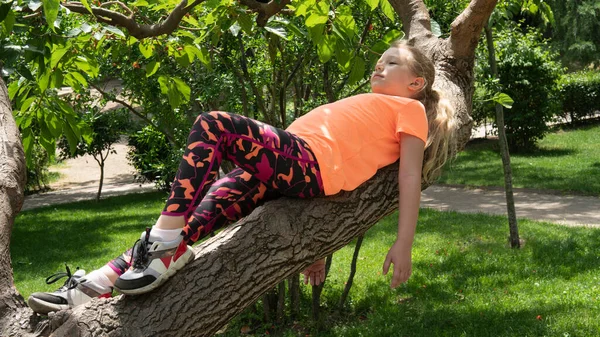 Little Blonde Girl Lies Tree Branch Park Beautiful Baby Bright — Stock Photo, Image
