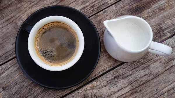 Ένα Φλιτζάνι Ζεστό Καφέ Και Μια Κανάτα Γάλα Ζεστό Πρωινό — Φωτογραφία Αρχείου