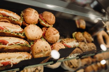 Modern pastaneden ayrıntılar. Raflardaki farklı lezzetli fırın ürünleri..