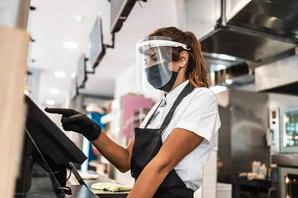 Belle Jeune Ouvrière Avec Masque Protecteur Écran Facial Travaillant Boulangerie — Photo