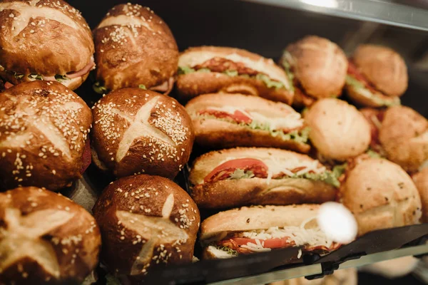 Modern pastaneden ayrıntılar. Raflardaki farklı lezzetli fırın ürünleri..