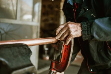 Bakır imalatı için geleneksel bakır fabrikası atölyesi. Bu el yapımı çaydanlık geleneksel alkol konyağı yapmak için kullanılacak. Küçük geleneksel iş konsepti.
