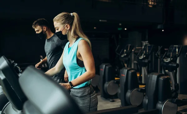 Mujer Hombre Forma Joven Corriendo Cinta Correr Gimnasio Moderno Mantienen — Foto de Stock