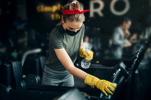 Jovem Trabalhadora Desinfetando Limpeza Chorando Equipamentos Ginástica Caro Fitness Com — Fotografia de Stock