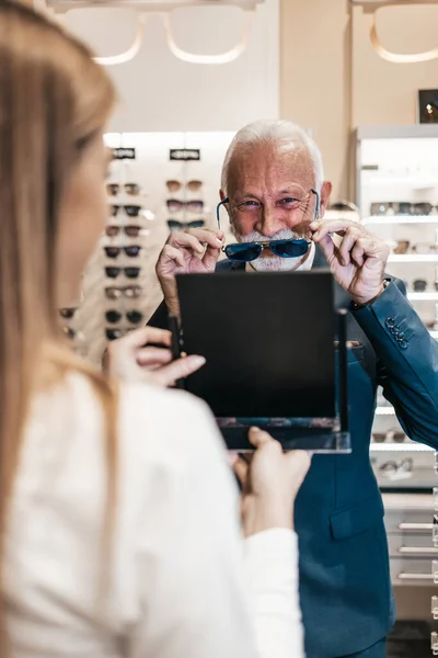 Elegant Forretningsmann Som Velger Kjøper Solbriller Optisk Butikk Ung Kvinnelig – stockfoto
