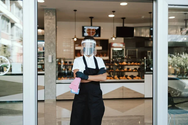 Belle Femme Avec Écran Facial Masque Protection Travail Boulangerie Restaurant — Photo