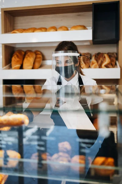 Belle Jeune Ouvrière Avec Masque Protecteur Écran Facial Travaillant Boulangerie — Photo