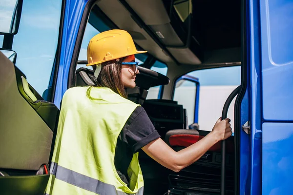 Portret Van Een Mooie Jonge Vrouw Professionele Vrachtwagenchauffeur Met Beschermende — Stockfoto