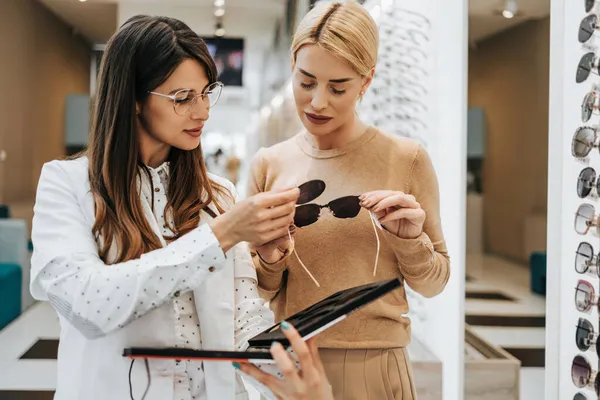 Bella Alla Moda Donna Bionda Che Sceglie Occhiali Telaio Negozio — Foto Stock