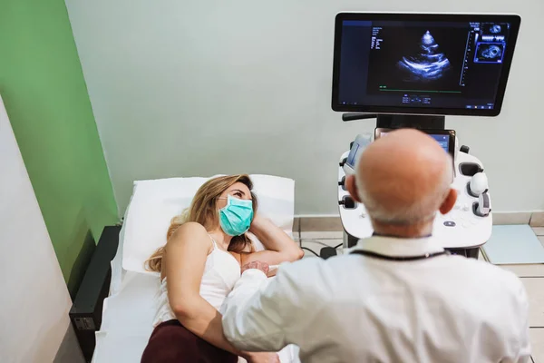 Erfarna Överläkare Utför Hjärtundersökning Ung Kvinnlig Patient Han Använder Kardiologi — Stockfoto
