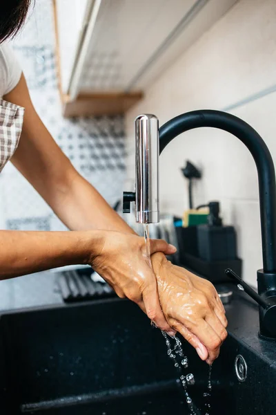 Jonge Volwassen Vrouw Die Haar Handen Wast Gootsteen Huishouden Persoonlijke — Stockfoto