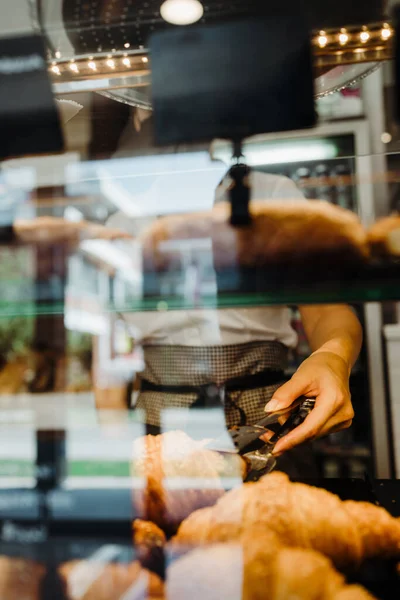 Travailleuse Méconnaissable Travaillant Dans Une Boulangerie Moderne — Photo