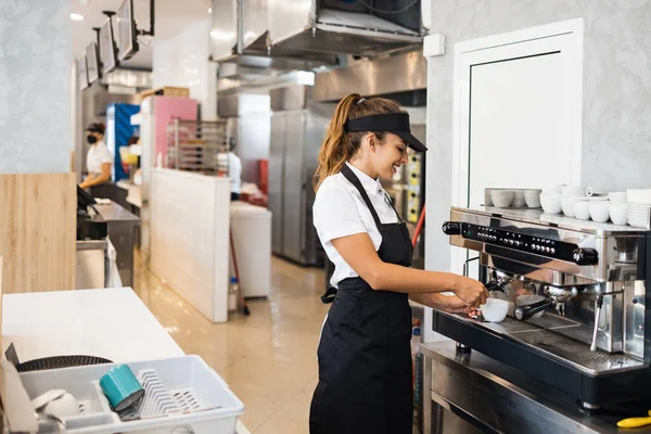 Belle Heureuse Jeune Ouvrière Travaillant Dans Une Boulangerie Restaurant Restauration — Photo