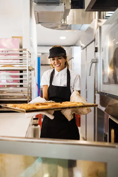 Belle Jeune Heureuse Travailleuse Travaillant Dans Une Boulangerie Moderne — Photo