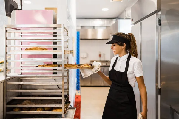 Belle Jeune Heureuse Travailleuse Travaillant Dans Une Boulangerie Moderne — Photo