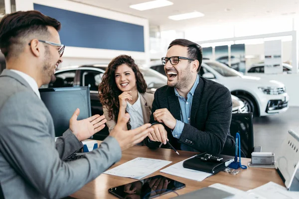 Couple Âge Moyen Choisir Acheter Une Voiture Showroom Voiture Vendeur — Photo