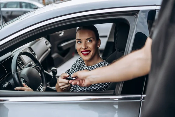 Ικανοποιημένη Και Χαμογελαστή Γυναίκα Αγοραστής Κάθεται Στο Νέο Της Αυτοκίνητο — Φωτογραφία Αρχείου