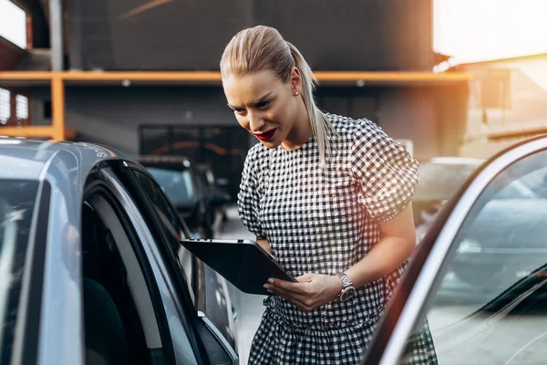 Красивая Молодая Женщина Работает Продавцом Подержанных Автомобилей Использует Цифровую Планшет — стоковое фото