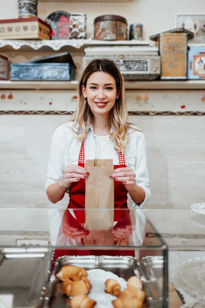 Belle Jeune Vendeuse Travaillant Dans Une Confiserie Une Boulangerie Elle — Photo