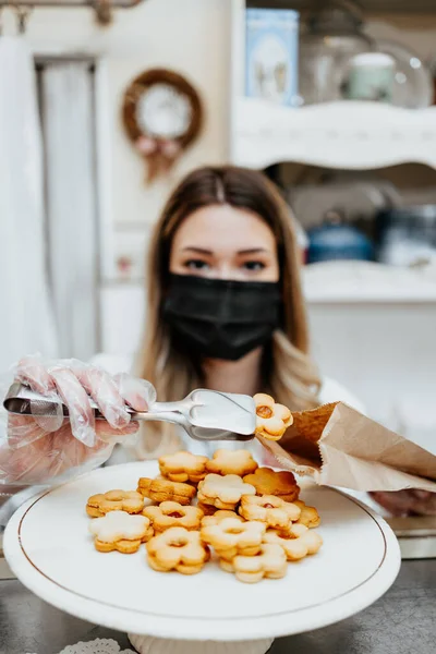 Mooie Jonge Vrouwelijke Verkoper Met Beschermend Gezichtsmasker Werkend Een Snoepwinkel — Stockfoto