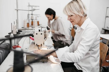 Moda stüdyosunda çalışan iki profesyonel tasarımcı. Yaratıcı insanlar konsepti.