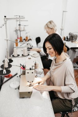 Moda stüdyosunda çalışan iki profesyonel tasarımcı. Yaratıcı insanlar konsepti.