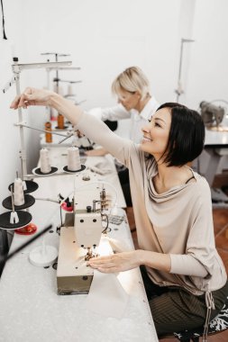 Moda stüdyosunda çalışan iki profesyonel tasarımcı. Yaratıcı insanlar konsepti.