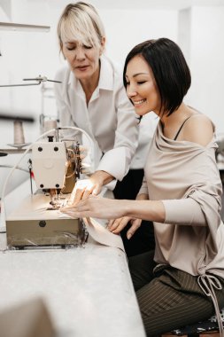 Moda stüdyosunda çalışan iki profesyonel tasarımcı. Yaratıcı insanlar konsepti.
