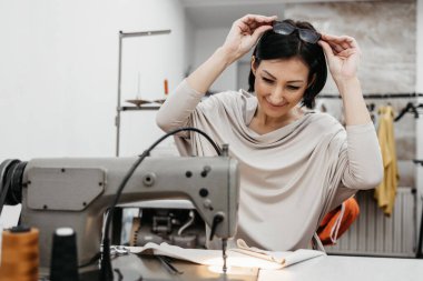 Moda stüdyosunda çalışan profesyonel tasarımcı. Yaratıcı insanlar konsepti.