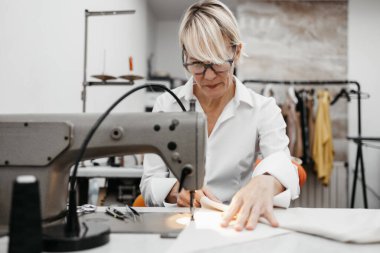 Moda stüdyosunda çalışan profesyonel tasarımcı. Yaratıcı insanlar konsepti.