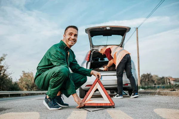 Dois Trabalhadores Auxiliares Estrada Serviço Reboque Tentando Consertar Motor Carro — Fotografia de Stock