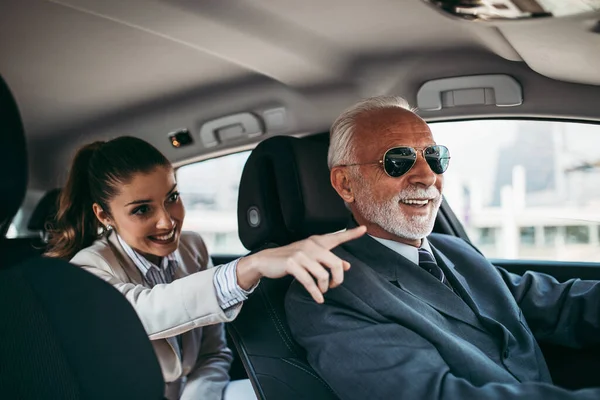 Boa Aparência Jovem Mulher Negócios Sentado Banco Trás Carro Luxo — Fotografia de Stock