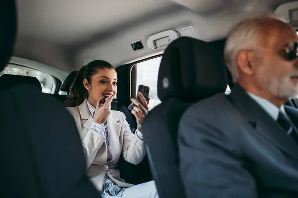 Boa Aparência Jovem Mulher Negócios Sentado Banco Trás Carro Luxo — Fotografia de Stock