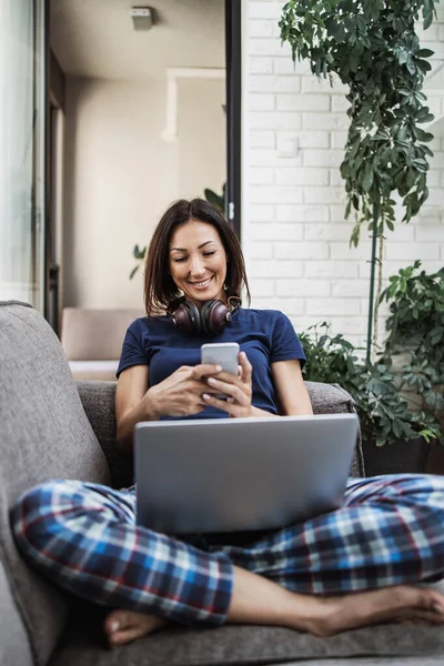 Young Adult Woman Lying Sofa Her Living Room Using Laptop — Stock Photo, Image