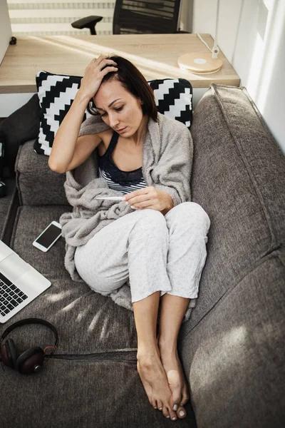 Chorą Wyczerpaną Kobietę Średnim Wieku Cierpiącą Gorączkę Grypy Siedzi Kanapie — Zdjęcie stockowe