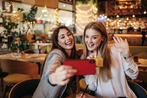 Två Bästa Vänner Sitter Kaffebar Eller Restaurang Efter Shopping Och — Stockfoto