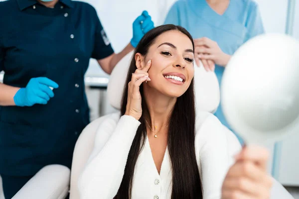 Bella Felice Giovane Donna Seduta Sulla Sedia Medica Guardando Allo — Foto Stock