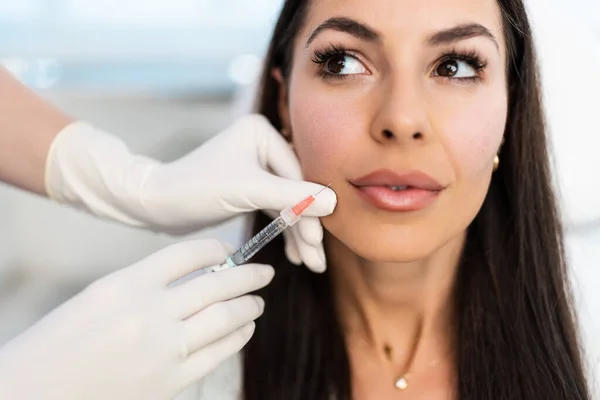 Une Femme Séduisante Reçoit Des Injections Faciales Rajeunissantes Clinique Beauté — Photo