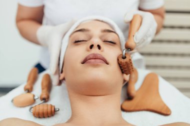 Güzeller güzeli esmer bir kadın güzellik salonunda yüz terapisi görüyor. Profesyonel cilt bakımı.