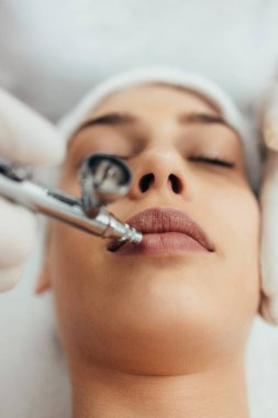 Güzeller güzeli esmer kız güzellik salonunda oksijen maskesi tedavisi görüyor. Profesyonel cilt bakımı.