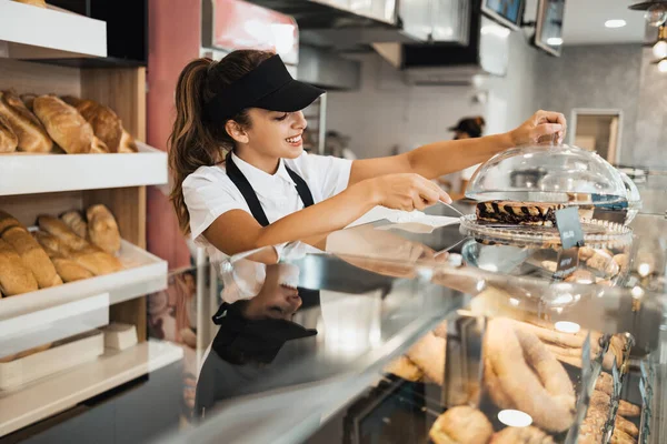 Belle Jeune Heureuse Travailleuse Travaillant Dans Une Boulangerie Moderne Restaurant — Photo