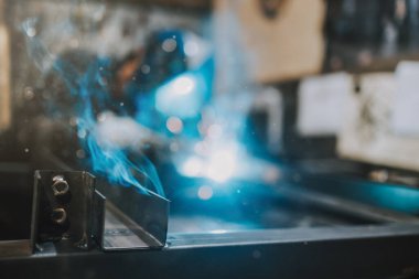 Elle çalışan kaynakçı. Ağır sanayideki insanlar çalışıyor. Endüstriyel kavram.