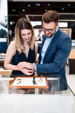 Modern kuyumcuda alışveriş yapan güzel bir çift. Erkekler moda ve zarafet konsepti.