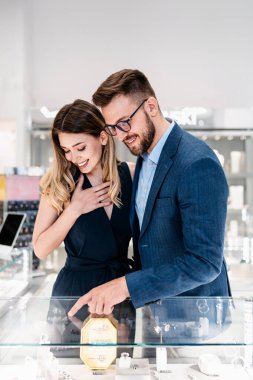 Modern kuyumcuda alışveriş yapan güzel bir çift. Moda tarzı ve zarafet konsepti.