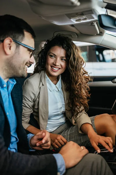 Feliz Casal Meia Idade Desfrutando Escolher Comprar Carro Novo Showroom — Fotografia de Stock