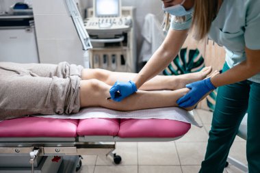 Genç bir kadın lazer epilasyon ya da kalıcı vücut kılları tedavisi görüyor. Modern teknoloji ve güzellik kavramı.
