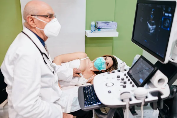 Médico Experimentado Realiza Examen Cardíaco Una Paciente Joven Está Usando —  Fotos de Stock