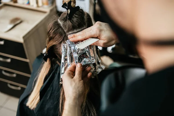 Cabeleireiro Tingir Cabelo Feminino Fazendo Destaques Cabelo Para Seu Cliente — Fotografia de Stock